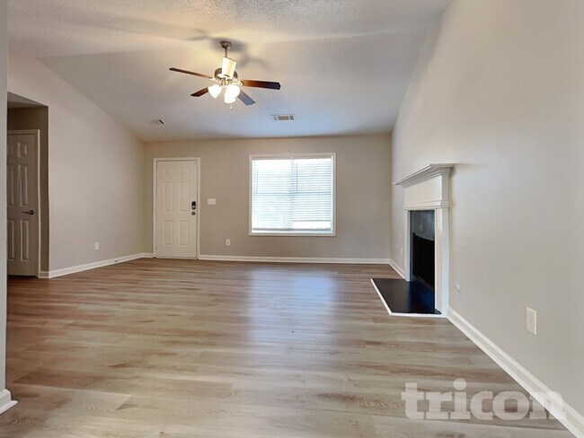 Foto del edificio - 404 Wolf Creek Ct