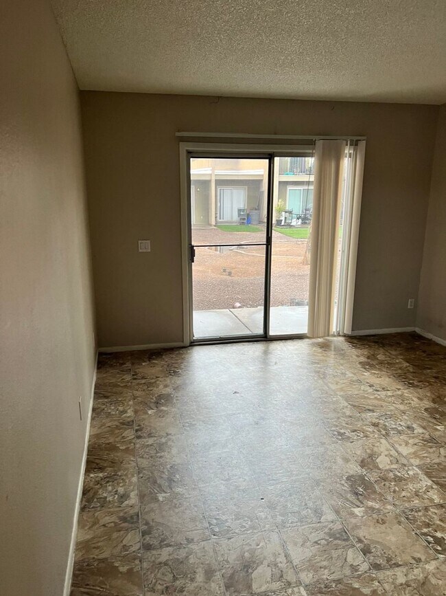 Foto del edificio - 2813 E Paradise Ln