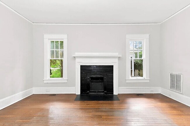 Foto del edificio - Room in Single Family Home on Walker Ave