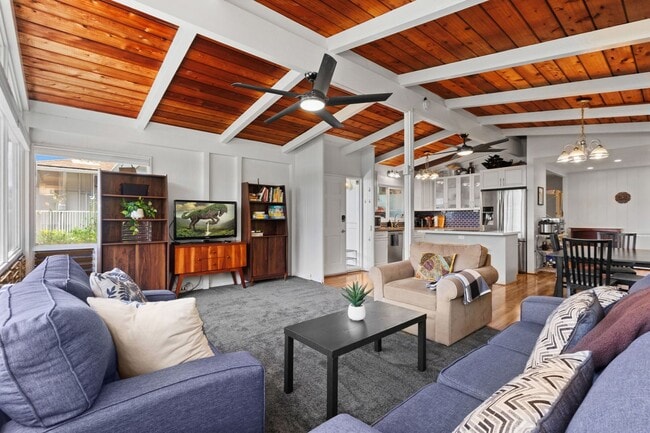 Urban Honolulu Living Near Shops, Dining & Beaches - Urban Honolulu Living Near Shops, Dining & Beaches House