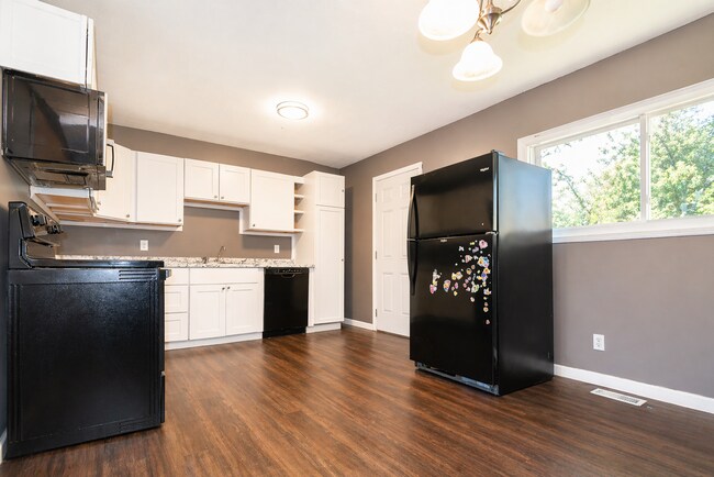 Foto del edificio - This charming 5-bedroom, 2-bathroom home is available for $2,000/month.
