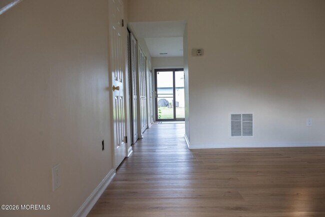 Building Photo - 52 Creek Rd