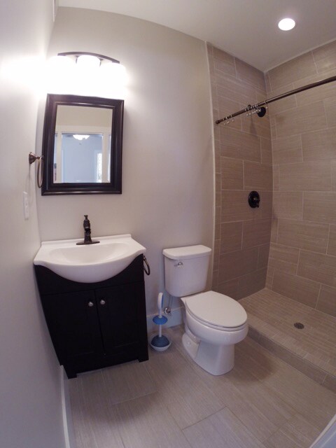 Downstairs en-suite bath - 9 Marion St