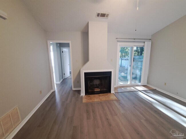 Foto del edificio - 6204 Forest Pines Dr