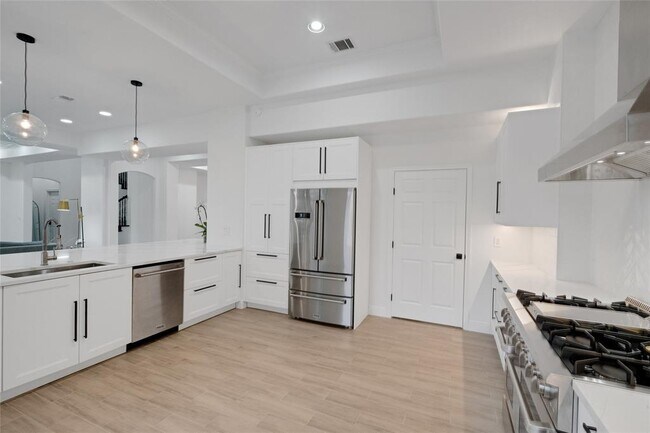 Foto del edificio - 608 Lakeway Dr