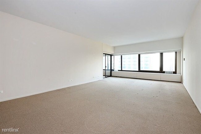 Building Photo - 1 br, 1 bath Condo - 230 E Delaware Pl