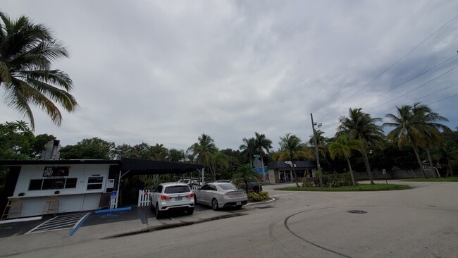 2 blocks away convenience & pizza! - 619 SW 14th Ave
