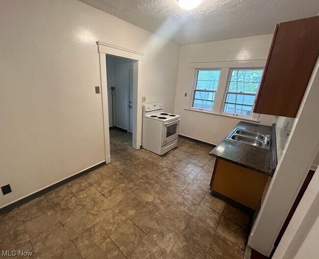 Building Photo - 2859 Avondale Ave