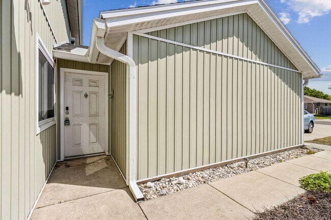 Building Photo - Adorable Beach Townhouse Close to Downtown