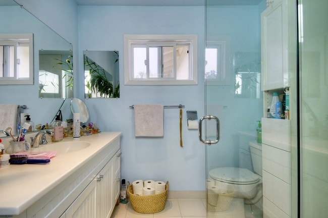 Baño principal de apartamento de 3 habitaciones - 975 Florence Ln