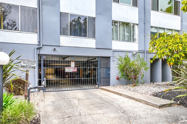Building Garage - 455 Crescent St Condominiums