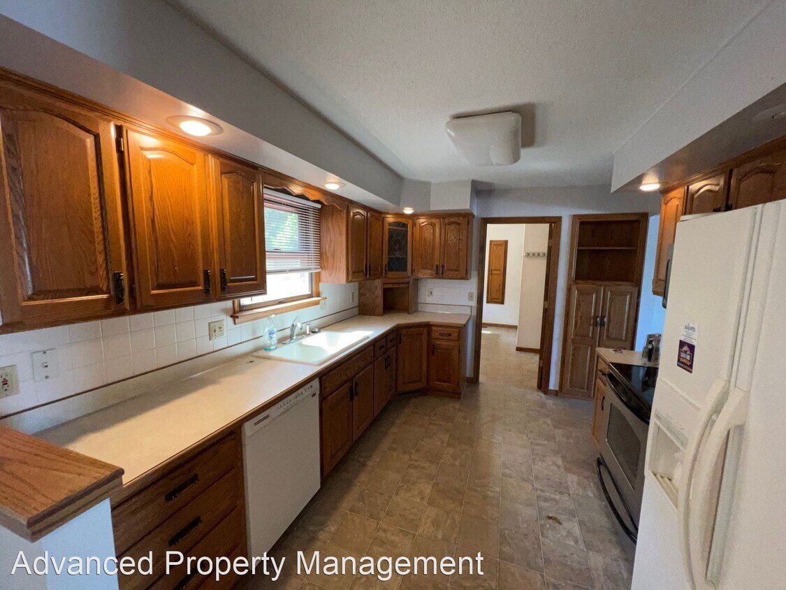 Primary Photo - 5 br, 2.5 bath House - 405 Warner Park Rd.