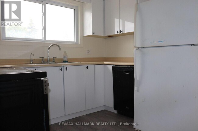 Building Photo - 880 Mahina St