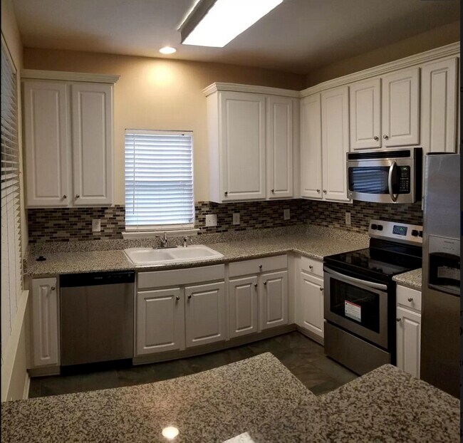 Building Photo - 10814 Princeton Village Dr