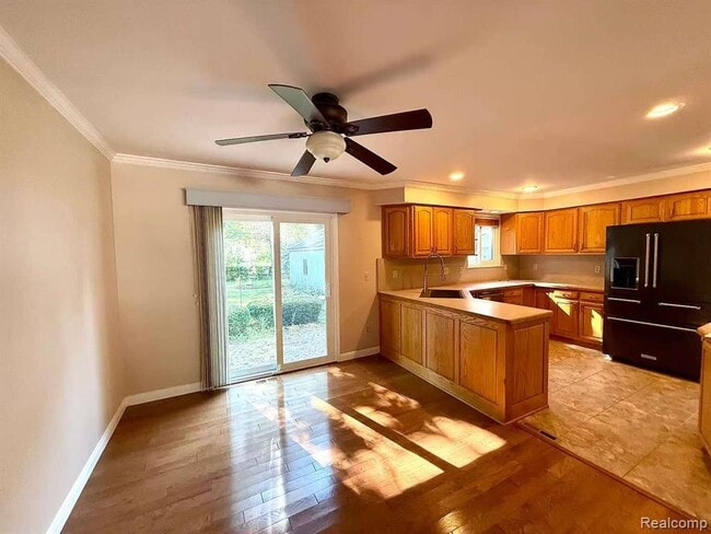 Building Photo - 3245 Parker Dr
