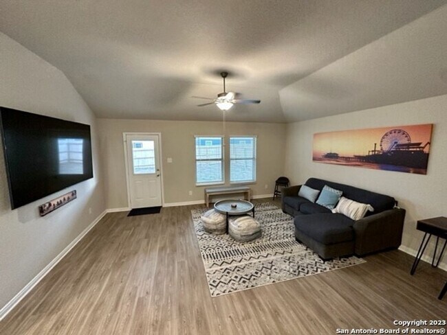 Building Photo - 3 Bedroom/2 Bathroom Home in the Overlook ...
