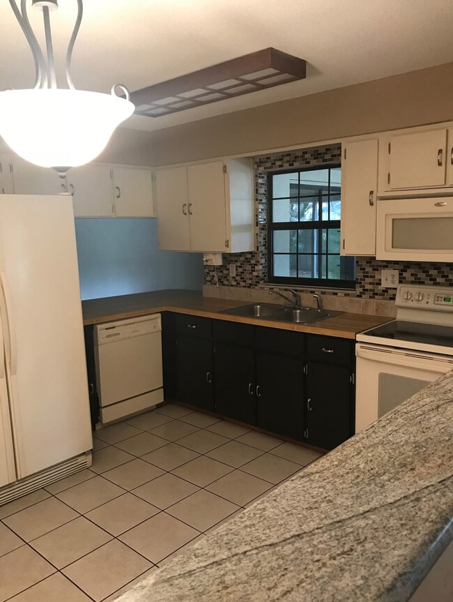 Building Photo - 1096 Willow Wood Dr