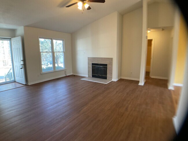 Foto del edificio - One Level Living in Convenient Neighborhood!
