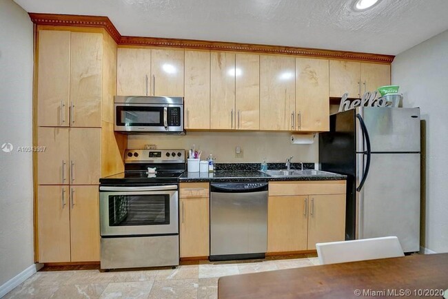 Building Photo - 1348 Holly Heights Dr