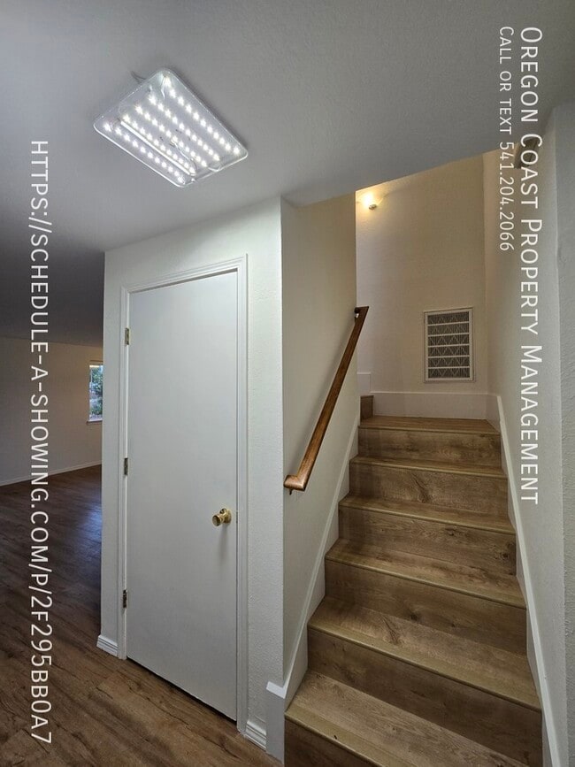 Building Photo - 1135 SE Oar Ave