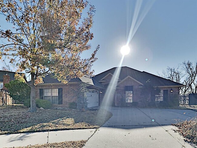 Foto del edificio - 6808 Sandlewood Dr