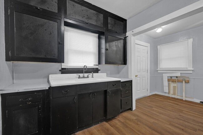 Building Photo - 1212 SW 9th Ave