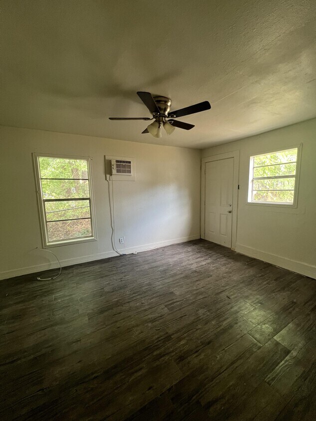 Foto del edificio - 208 N Ross Ave