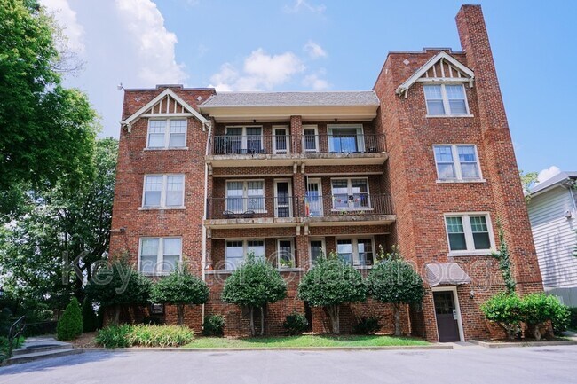 Foto del edificio - 190 N Crest Rd