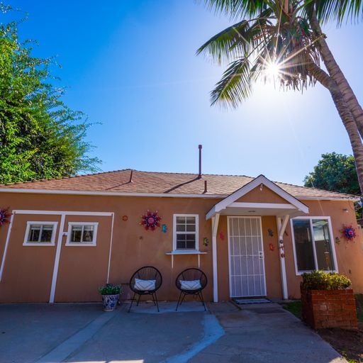 Beach Bungalow Back House - 126 W Walnut Ave