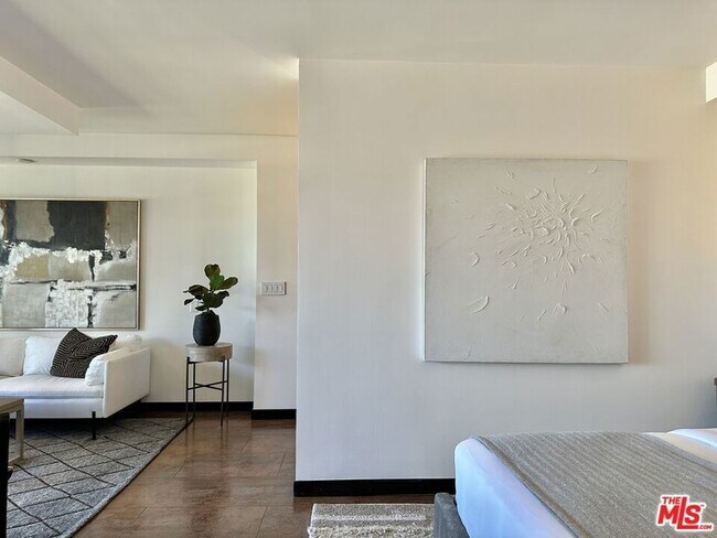 Foto del edificio - 999 N Doheny Dr