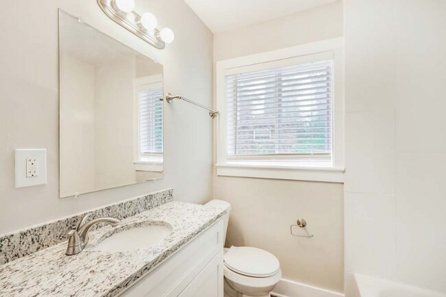 Foto del edificio - 2127 Nichols Ln