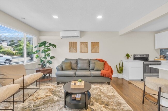 Fully Furnished Sunnyside Townhome | All-Inclusive | Flexible Stays - Fully Furnished Sunnyside Townhome | All-Inclusive | Flexible Stays