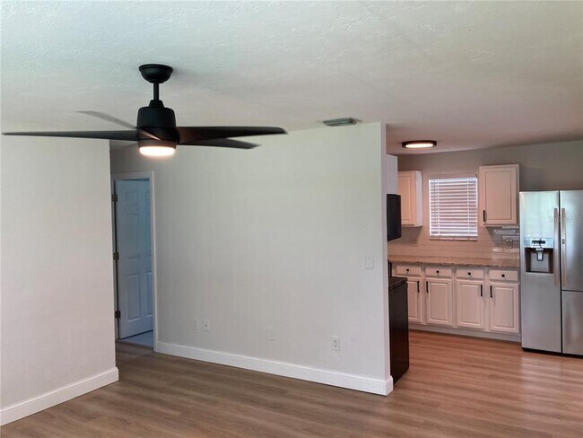 Foto del edificio - 7131 Orpine Dr N