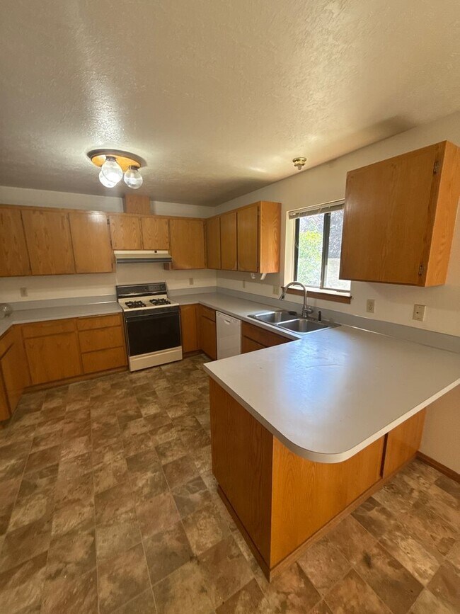 Foto del edificio - NE 3 BDRM, 2 Bath House, NEW Carpet & Pain...