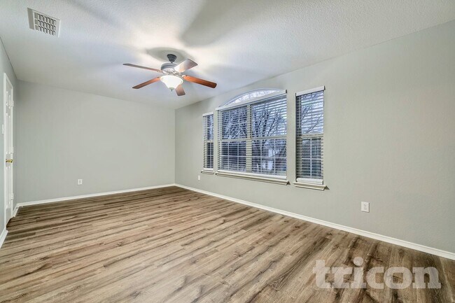 Building Photo - 220 Flatwood Dr