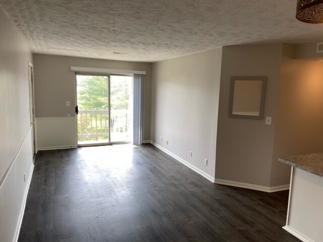 Sala de estar/Balcón - 247 W Union St