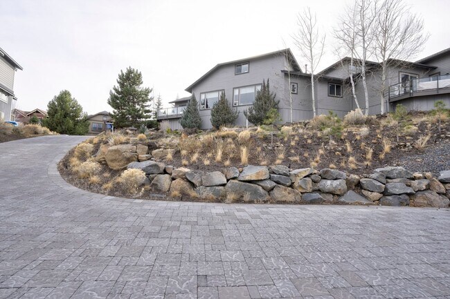 Foto del edificio - 2580 N W Awbrey Point Cir