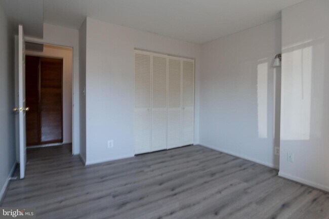 Building Photo - 4400 Island Pl