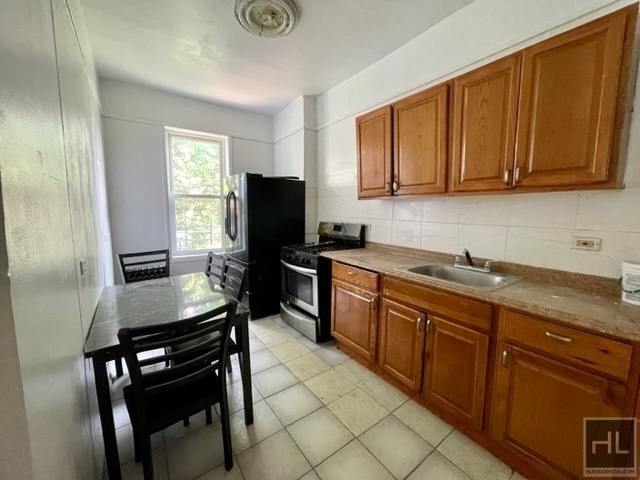 Primary Photo - Spacious Railroad 4-bedroom apt in a 2 Fam...