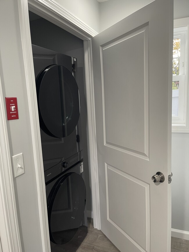 Building Photo - 96 Collis St