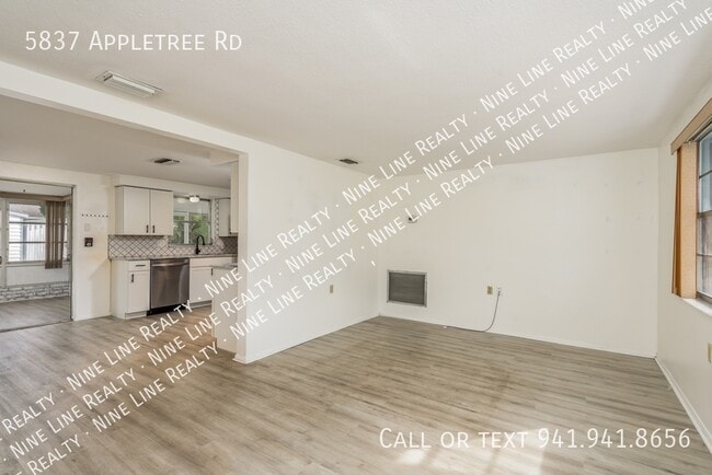 Foto del edificio - 5837 Appletree Rd