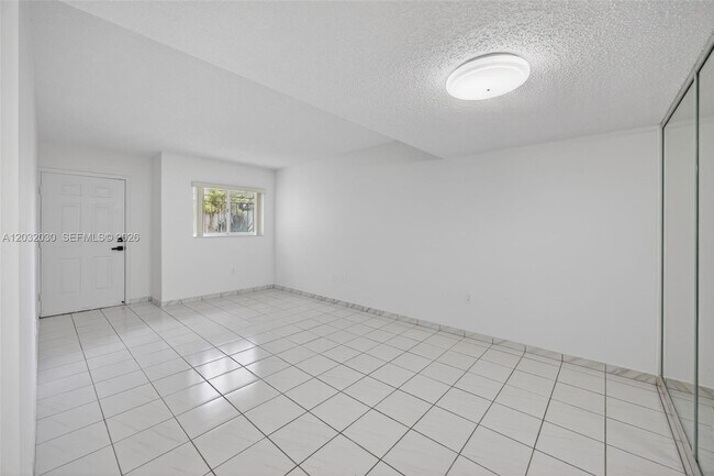 Foto del edificio - 800 SW 104th Ct