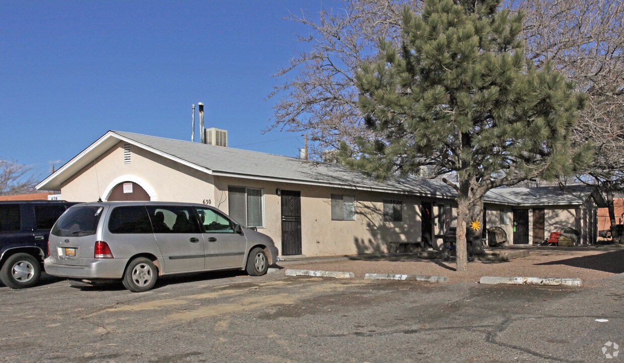 Foto del edificio - 630-632 Alcazar St SE