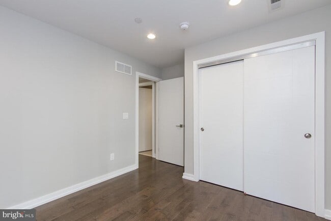 Building Photo - 720 S Sartain St
