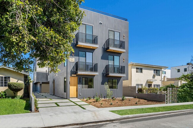 Building Photo - 2204 Carmona Ave