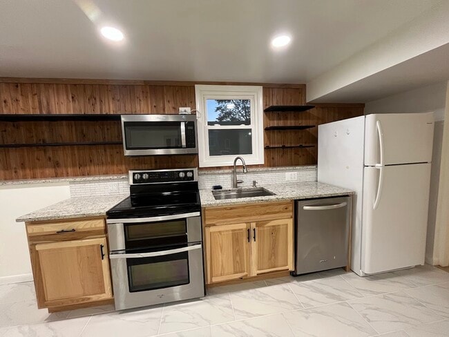 Full Kitchen - 9241 Pinenut Ct Townhome