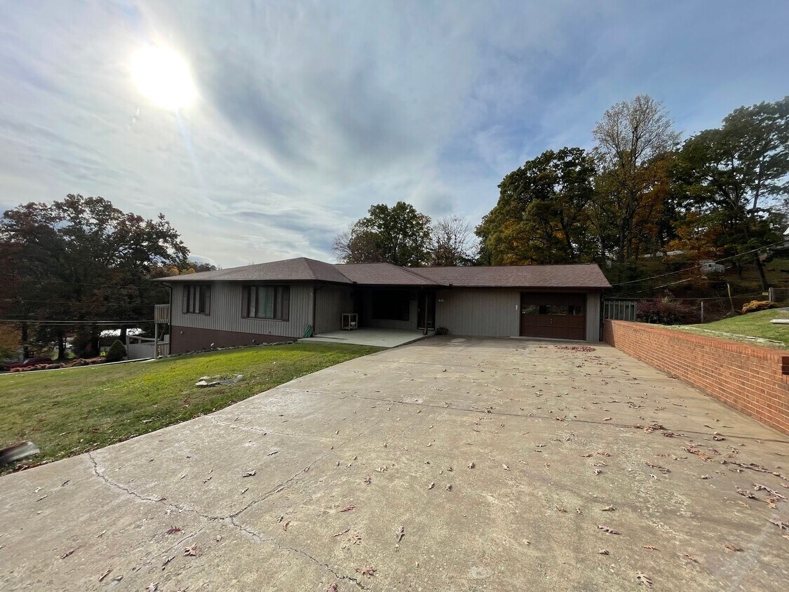 Primary Photo - Large Home for rent in Kingsport