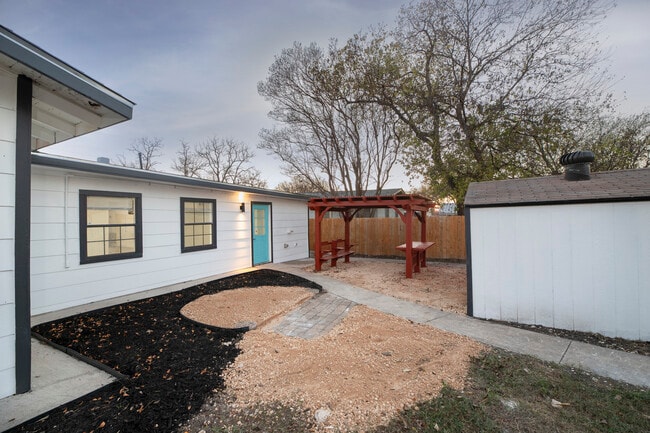 Building Photo - 636 Southeast Terrace