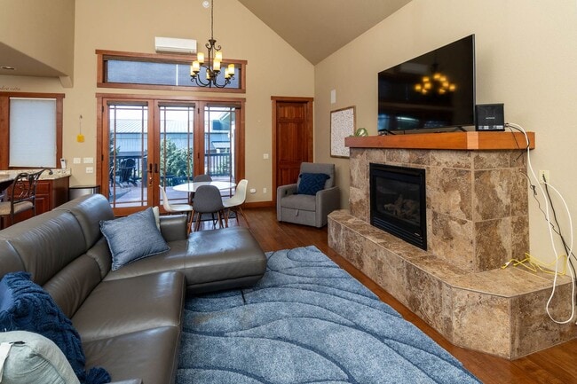 Building Photo - Large spectacular home with all the bells and whistles