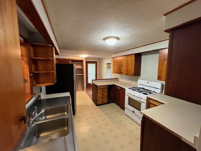 Building Photo - 3B/1.5B Home Available in Lake Charles